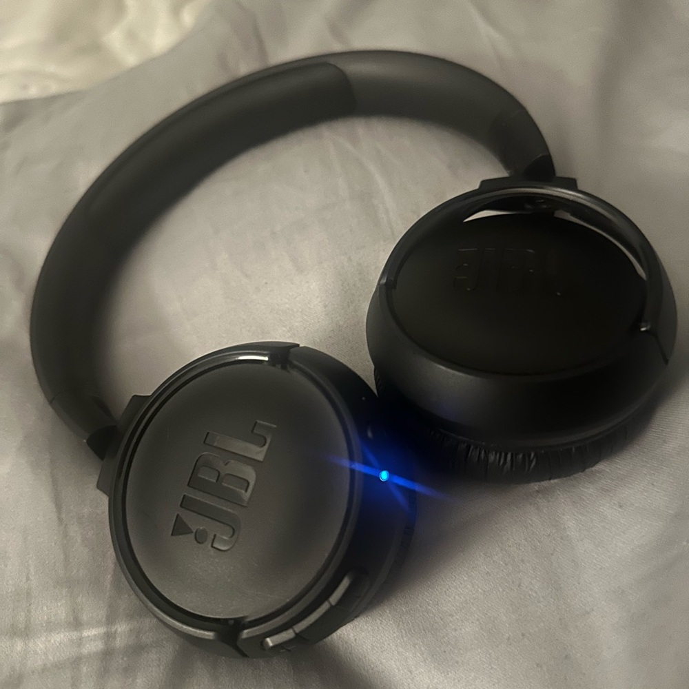 JBL Black Wireless Headphones